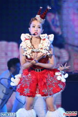 组图：蔡依林圣诞爆乳装抢镜 又唱又跳秀美腿