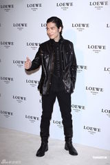 组图：贺军翔帅气亮相活动 Ella担心婚礼哭花妆