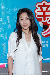 组图：王浩信生日上演舞台剧 女友送旅行箱计划出游