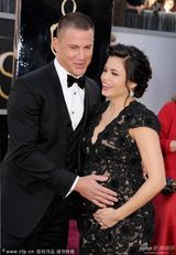 组图：奥斯卡红毯-钱宁-塔图姆热吻怀孕娇妻