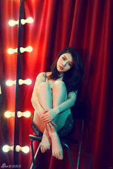 组图：90后女星徐冬冬内衣写真 蕾丝诱惑秀美臀