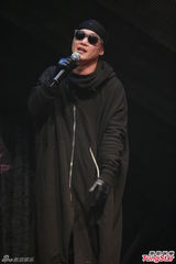 组图：陈奕迅黑斗篷装亮相叱咤 黑布蒙头无厘头