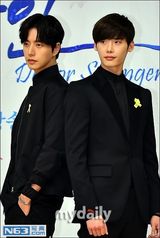 组图：张亮演韩剧牵手朴海镇 李钟硕黑西装帅气