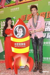 组图：辰亦儒香港签书遭粉丝强抱 澄清解散传言