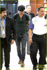 组图：贝克汉姆半裸日光浴 表情享受不忘卖萌