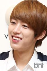 组图：韩团INFINITE出席代言品牌粉丝签名会