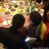 组图：撒贝宁庆功宴豪饮对瓶吹 与杨千嬅密聊