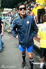 幻灯图：郭富城黄日华陈百祥等举行球赛纪念尹志强