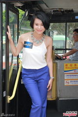 组图：罗仲谦胡杏儿出席活动 尴尬示范按摩