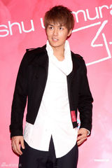 组图：吴克群健身升级胸罩杯 将请歌迷验证腹肌真假