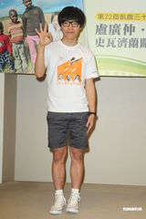 组图：陈绮贞卢广仲探访非洲 以音乐表达关爱