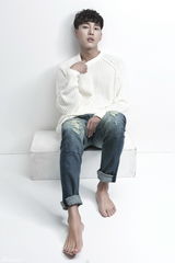 高清图：韩星安圣浩花美男大片干净明朗