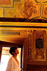 组图：余硕国外拍写真 丝绸睡衣入镜