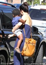 组图：桑德拉-布洛克带养子购物 小家伙害羞躲街角