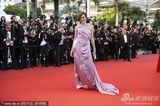 组图：乔沃维奇戛纳走秀大露背长裙性感