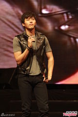 组图：韩星玄彬卖萌扮兔子 分享吻戏经验害羞