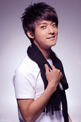 组图：花美男陈威翰曝紫色调小清新写真