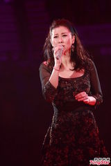 组图：叶倩文一家三口合唱 林青霞素颜到场欣赏