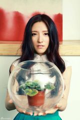 组图：潘辰登杂志封面 甜美清新展俏皮可爱