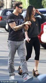 组图：梅根-福克斯踩恨天高外出 产后两月急速瘦身