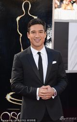 组图：85届奥斯卡红毯-主播马里奥笑容俊朗