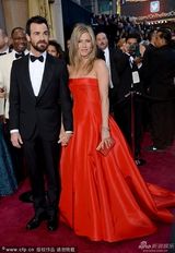 组图：安妮斯顿红裙大气 和男友贾斯汀秀恩爱