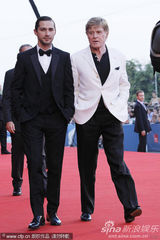 组图：罗伯特雷德福白衣潇洒 希亚-拉博夫黑装帅气