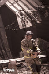 组图：《救火英雄》尘爆片段 谢霆锋获赞帅气