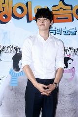 组图：《南极的眼泪》首映 宋钟基帅气助阵