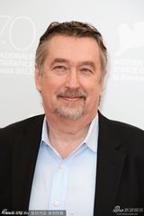 组图：威尼斯地平线单元评委团室外亮相