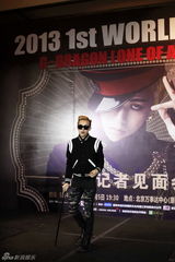 组图：G-Dragon权志龙黑超拄拐 自称龙龙狂卖萌