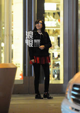 组图：张静初时髦打扮与闺蜜商场血拼