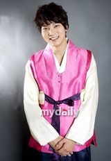 组图：韩星穿韩服拍写真迎中秋 南圭丽(南奎丽)典雅朱元粉嫩