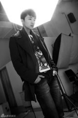 组图：男星许诺黑白大片尽显忧郁