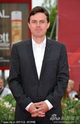 《我仍在这里》首映 导演卡西与影迷亲切玩自拍 