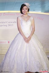 组图：叶翠翠亮相婚纱展 盼觅爱郎自认爱吃醋