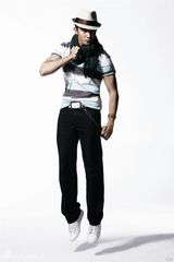 组图：立威廉写真露腹肌 彰显阳刚本色