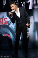 组图：欧弟18年后重回歌坛 小五钱枫当左右护法