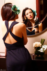 组图：叶倩云新写真曝光 黑裙红唇演绎魅惑风情