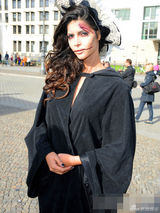 组图：艳星米开拉万圣节造型 豪乳流血嘴角开裂