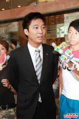 组图：霍震霆与母亲探望孙儿 朱玲玲喜笑颜开