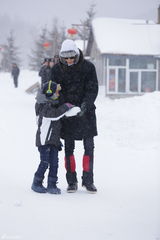 组图：《爸爸》雪乡抢先看 萌娃玩雪脸蛋红扑扑