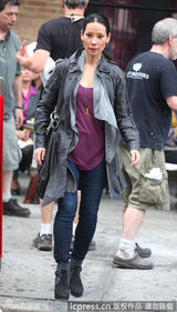 组图：刘玉玲《基本演绎法》片场 干练演绎女版华生