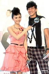 幻灯图：何润东给“美女老板”景甜当“男佣”