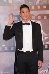 组图：张家辉黑燕尾服现身红毯 复古帅气