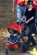 组图：桑德拉-布洛克为养子戴圣诞帽 骑马威风帅气