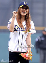 组图：after school嘉熙潇洒开球 挥洒动感魅力