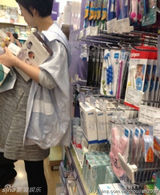 组图：孙俪挺8月大肚素颜逛母婴店 小腿仍纤细