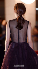 组图：孔孝真亮相青龙红毯 黑色纱裙大秀美背