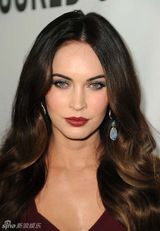 组图：梅根-福克斯美艳亮相《四十不惑》首映